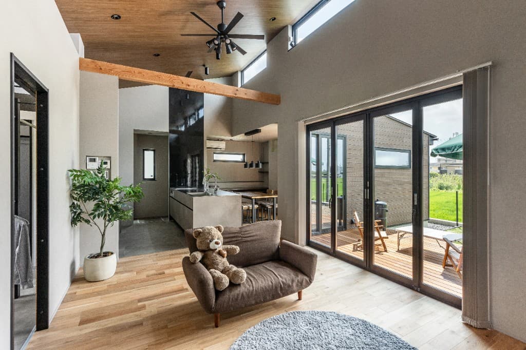 開放的なLDKから中庭へつながる猫と暮らす平屋の内観
